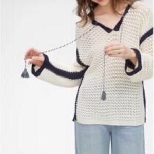 Martha Stewart Cream and Blue V-Neck Tie Up Sweater Size M NWT.